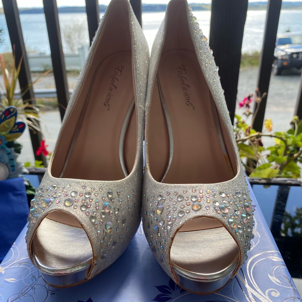 Fabulicious silver sparkly shoes 👠 pictures don’t do the justice